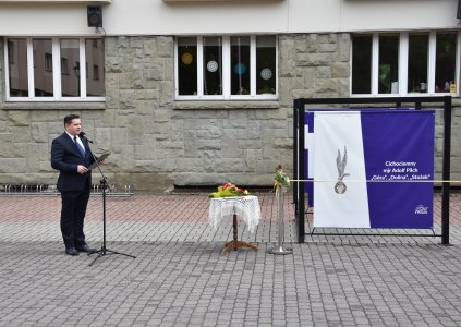 Uroczystość otwarcia wystawy plenerowej poświęconej mjr. Adolfowi Pilchowi - przemawia burmistrz Wisły Tomasz Bujok.